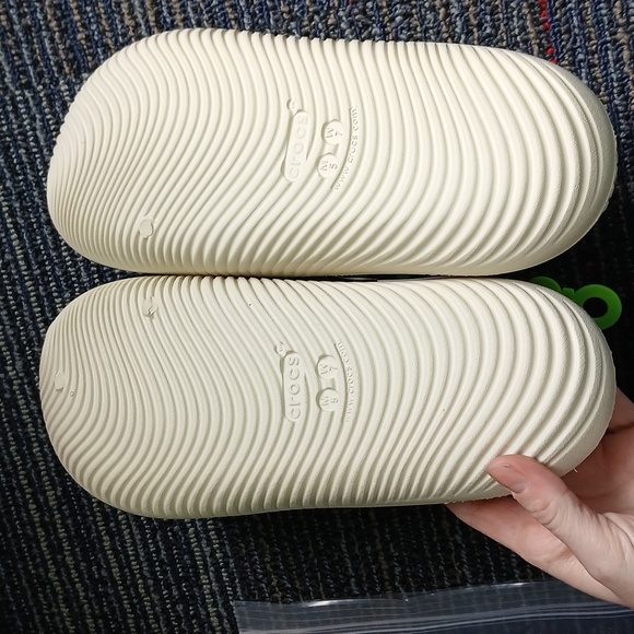 Crocs Mellow Revovery Slide Cream. W:7 M:5 - Picture 4 of 5